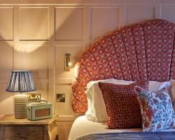 The Potters Heron - A Heartwood Inn