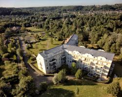 Residence Hotel Les Ducs De Chevreuse avec Parking, Hébergement, Repas & PDJ