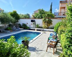 Apartment with private pool and arbor