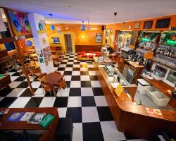 Sunflower Beach Backpacker Hostel & Bar