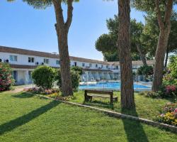 Artemia Aigues-Mortes - Hôtel avec piscine - Bornes électriques - Parking privé - Local vélo-moto