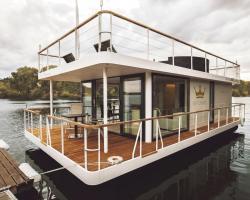 VIPliving Houseboat