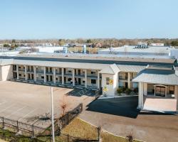 Super 8 by Wyndham Jackson MS Near the Fairgrounds