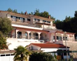 Three-Bedroom Apartment Rabac near Sea