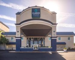 Clarion Inn & Suites Central Clearwater Beach