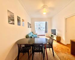 Apartamento completo ao lado da praia de COPACABANA, 2 quartos , 2 banheiros, andar alto , enorme, ar cond, ,wifi, tv smart, pauloangerami NSC109