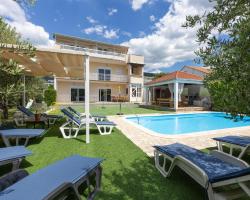 Nice Home In Kastel Luksic With Sauna