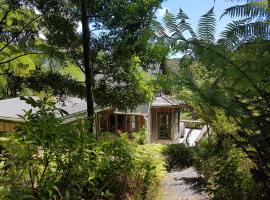 Whalers Cottage, semesterhus i Great Barrier Island