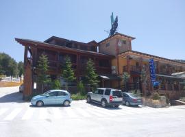 Hostal Sierra De Baza, hotell med parkeringsplass i Baza