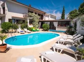 Apartment with private pool and arbor