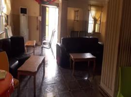 Spunky Guest House, ξενοδοχείο σε Magbon