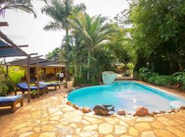 2 Friends Guest House, hotel con piscina a Jinja