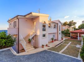 Holiday home Lola, sea on a palm! HEATED POOL, hotel Trogirban