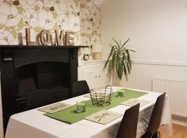 Tynant House- Modern 3 bed house- City centre and FREE parking, villa in Cardiff
