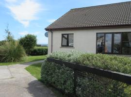 The Wee Gem - 9 Milking Hill Park, holiday rental in Stornoway