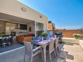 Valletta Luxe 3-Bedroom Duplex Penthouse with Sea View Terrace and Jacuzzi