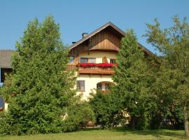 Stroblbauernhof, hotel com estacionamento em Seeham