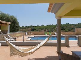 Akivillas Pera Relax II, hotel with parking in Alcantarilha