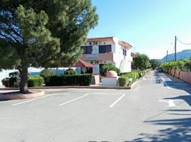 Kyriakos Studios, beach hotel in Afantou
