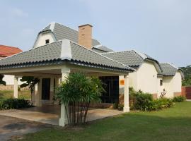 Villa with Private Swimming Pool, aluguel de temporada em Malaca