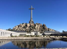 Hospedería Santa Cruz, hotel u blizini znamenitosti 'Bazilika Valle de los Caídos' u gradu 'San Lorenzo de El Escorial'