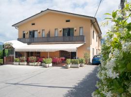 Hotel Tre Castelli โรงแรมที่มีที่จอดรถในGallicano