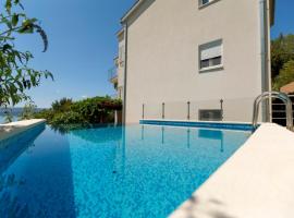 Omiš में, होटल Apartments Sara & Nina