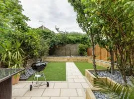 Stopover at ORCHARD GARDEN APARTMENT with great outdoor space