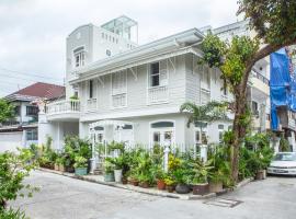 Charming La Casita Mercedes, 5Br and 5TB for Family and Friends Staycation- Read Listing Info, romantic hotel in Manila
