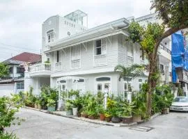Charming La Casita Mercedes, 5Br and 5TB for Family and Friends Staycation- Read Listing Info