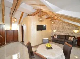 麦克斯及阿莱克斯宫殿公寓