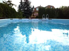 Anikó Apartmanház, hotel v destinaci Balatonföldvár