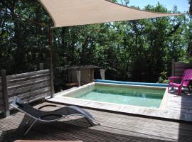 Insolite Bois Cailloux avec Spa, hotel in Saint-Remèze