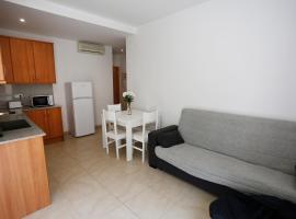 Apartaments Claudia, hotel cerca de Aeropuerto de Reus - REU, 