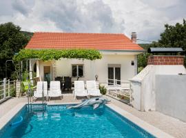 Villa with pool near Split, cottage in Krušvar