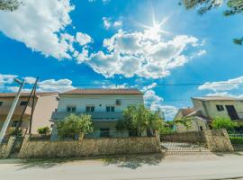 Apartments Brekalo, hotel in Pakoštane