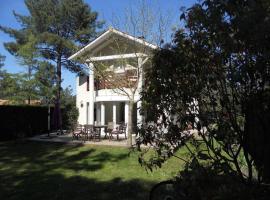 VILLA LACANAU OCÉAN DANS LE GOLF, hotel v destinaci Lacanau-Océan