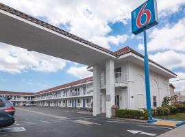 Motel 6-Norwalk, CA, viešbutis mieste Norvolkas