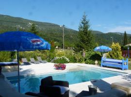 Les Bambous B&B, hotel with pools in Levens
