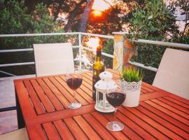 O Sole apartment with private beach, hotelli Donji Okrugissa