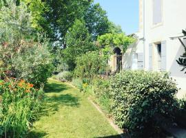 La Bastide des Songes - Demeure d'hôtes, hotel z bazenom v mestu Robion en Luberon