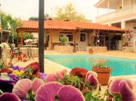 Jacuzzi Pool House AMA5690: Halkis şehrinde bir jakuzili otel