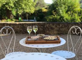 Le Clos des Platanes, hotel i Saint-Cyprien