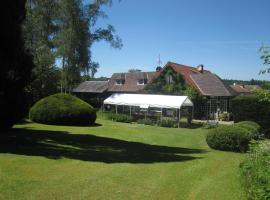 交叉鹿酒店，Châteauneuf-la-Forêt的有停車位的飯店