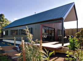 Margaret River Bungalow-1-street - stylish stay, hotel in Margaret River Town