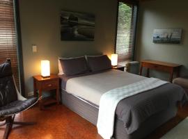 Piha Beachstay Accommodation, hotelli Pihassa lähellä maamerkkiä Waitakere Ranges -puisto