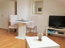 Mia Airport studio apartment - 0-24h Self check in&out - Parking on site