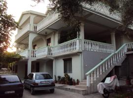Apartments Papan, hotel with parking in Petrovac na Moru