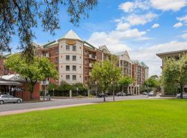 Spacious 4 BR and 2 Bathrooms City Apartment, hotell i Adelaide