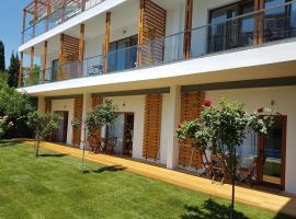 Kiara Apartments, hotel in St. St. Constantine and Helena
